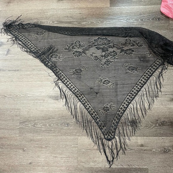 SOLD Vintage 1970s Black Woven Fringe Shawl Scarf Accessory - Picture 3 of 11